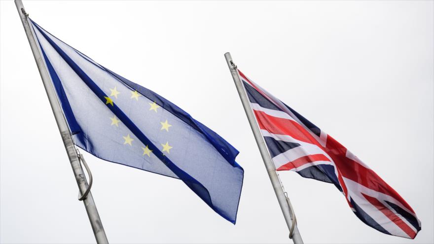 Las banderas de la Unión Europea (izda.), y del Reino Unido.