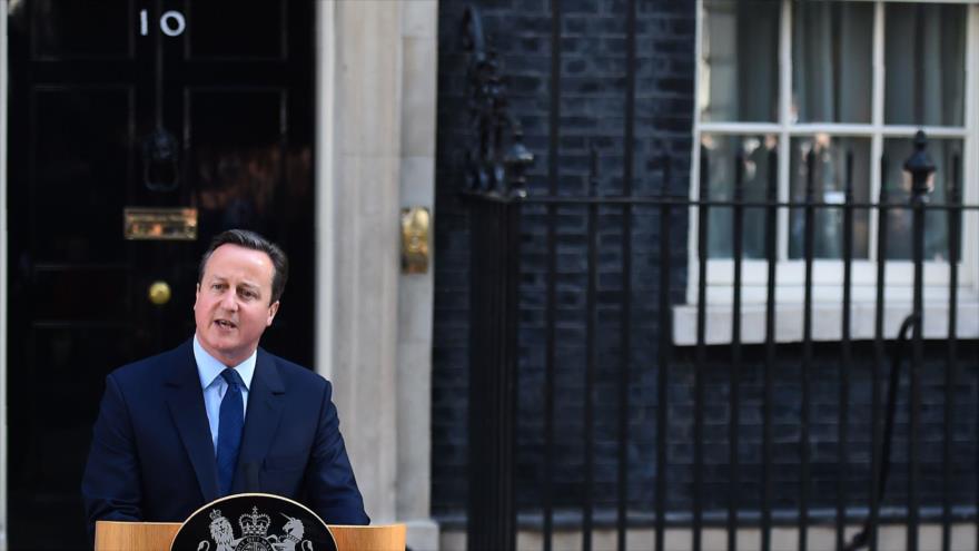 El primer ministro británico, David Cameron, habla con los periodistas ante su residencia de Downing Street en Londres, la capital del Reino Unido, 24 de junio de 2016.