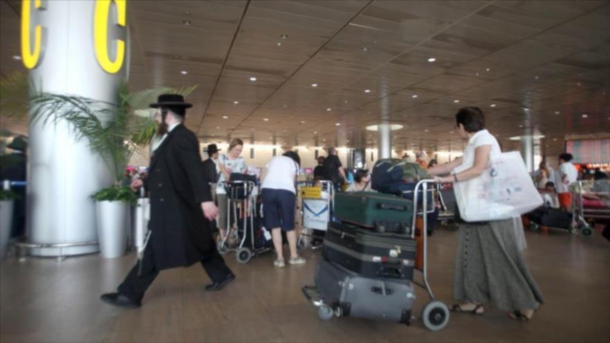 Colonos israelíes en el aeropuerto de Ben Gurion, en el sur de los territorios palestinos.