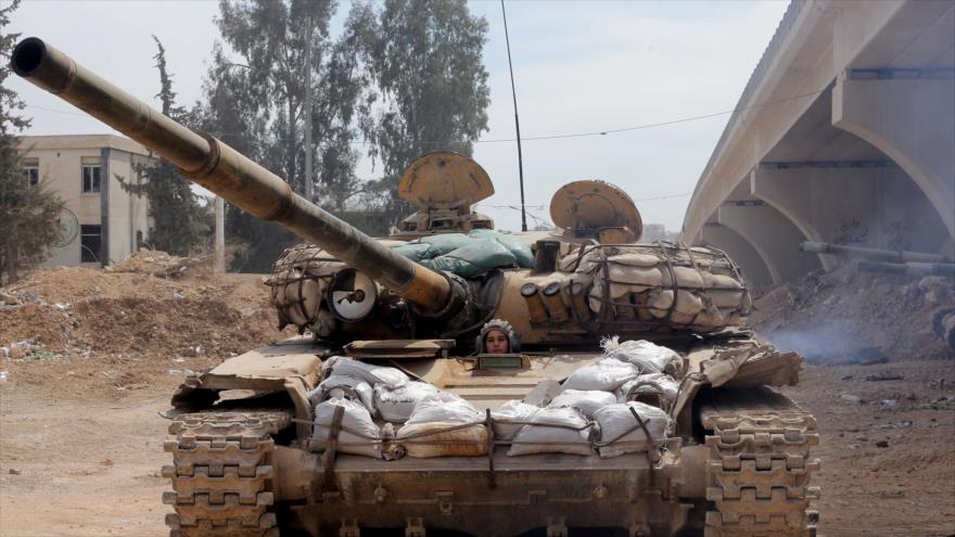 Militar siria de la Guardia Republicana del Ejército Árabe de Siria en un tanque cerca de Damasco, capital de Siria.