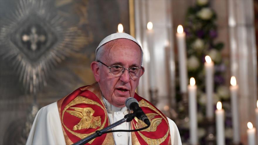 El papa Francisco ofrece un discurso en el complejo monástico de Echmiadzín, fuera de Ereván, capital armenia, 24 de junio de 2016.