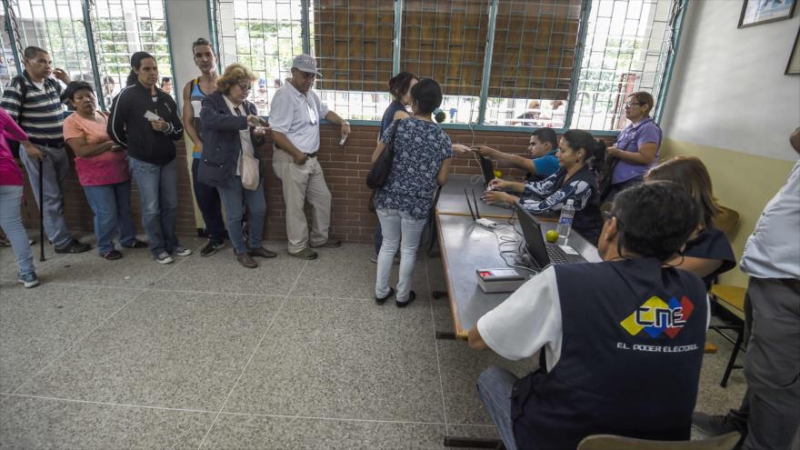 Un grupo de venezolanos participa en la recolección de firmas para solicitar la activación del referéndum revocatorio contra el presidente Nicolás Maduro, 24 de junio de 2016.