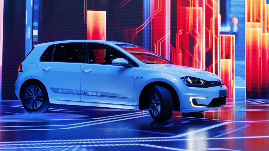 Un coche eléctrico, modelo del e-Golf Touch electric, durante la presentación de una feria en Las Vegas, EE. UU.