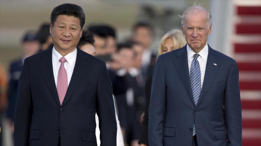 El presidente chino, Xi Jinping (izda.), junto al vicepresidente de Estados Unidos, Joe Biden (dcha.).