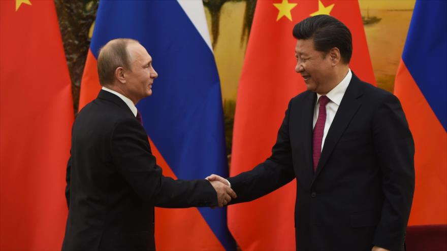 El presidente chino, Xi Jinping, recibe a su homólogo ruso, Vladimir Putin, en Pekín, capital china, 25 de junio de 2016.