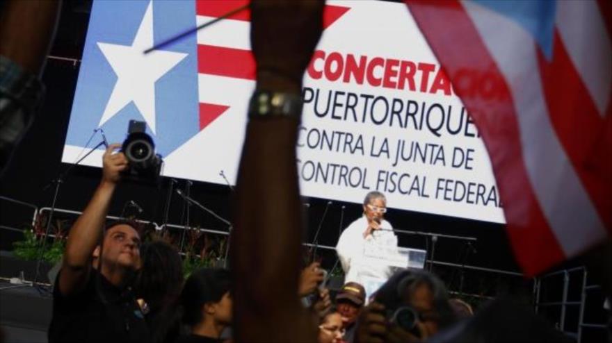 La abogada Irma Rivera Lassen participó en la primera asamblea del pueblo puertorriqueño en contra de la junta de control fiscal federal en San Juan, Puerto Rico, 25 de junio de 2016.