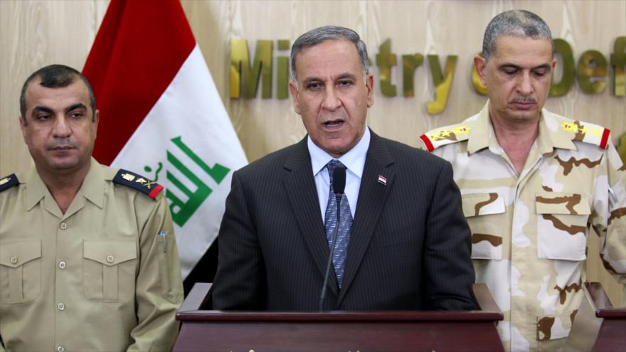 El ministro de Defensa de Irak, Jaled al-Obeidi, ofrece una conferencia de prensa.