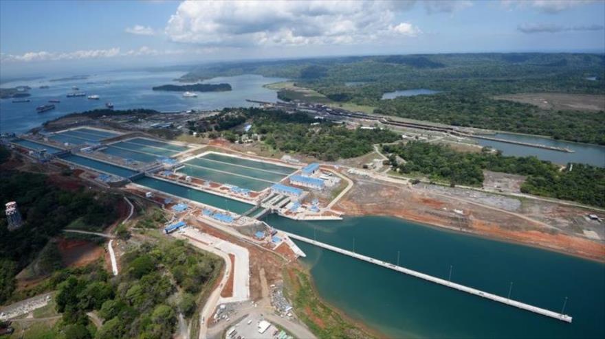 Vista aérea de la nueva expansión del Canal de Panamá en las Esclusas de Gatún en Colón, Panamá.