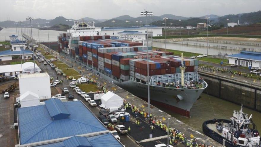 El barco chino Cosco Shipping Panama durante las pruebas previas a la ceremonia de inaguración del nuevo Canal de Panamá, 23 de junio de 2016.