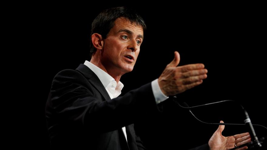 El primer ministro francés, Manuel Valls, pronuncia un discurso ante militantes del Partido Socialista, 26 de junio de 2016.