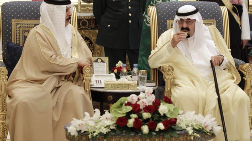 El exrey saudí, Abdalá bin Abdulaziz Al Saud (dcha.) junto con el rey bareiní, Hamad bin Isa Al Jalifa.