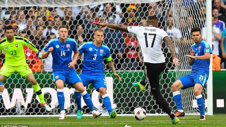 El alemán Jerome Boateng (N 17) tira la pelota hacia la portería de Eslovaquia, 26 de junio de 2016.