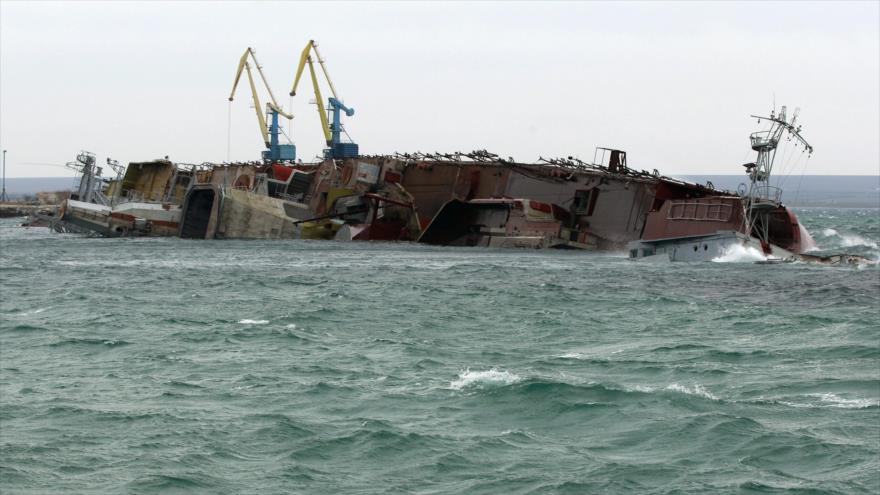 Un buque de guerra de las Fuerzas Navales de Rusia, hundido y abandonado en el puerto de la ciudad de Eupatoria, in Crimea, 8 de marzo de 2014.