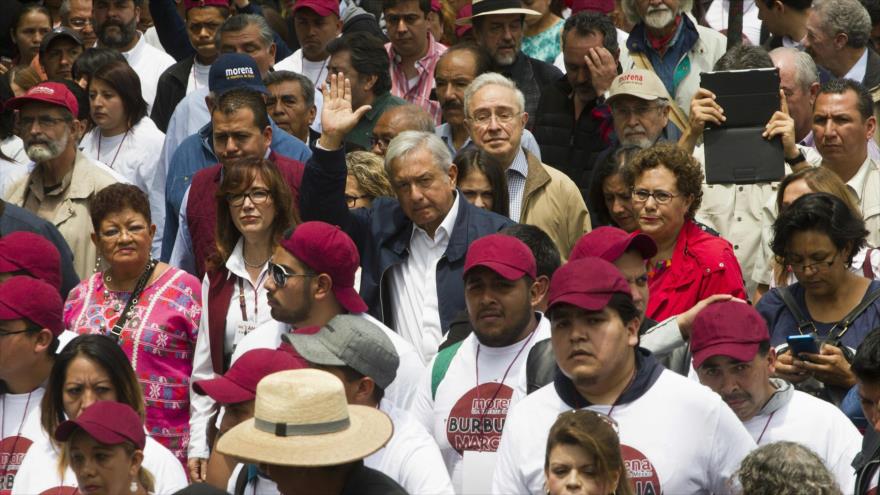 El líder mexicano del Movimiento de Regeneración Nacional (Morena, izquierda), Andrés Manuel López Obrador (centro) participa en una protesta en contra de una reforma educativa en la ciudad de México (capital), 26 de junio de 2016.
