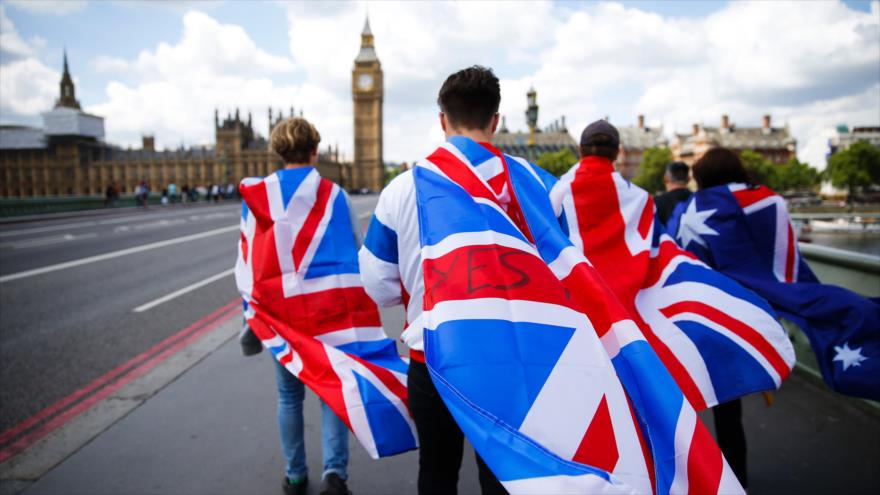 Británicos caminan sobre el puente de Westminster en Londres, 26 de junio de 2016.