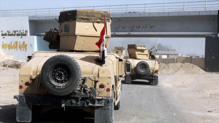 Vehículos blindados del Ejército de Irak en el distrito de Golán, norte de Faluya. 