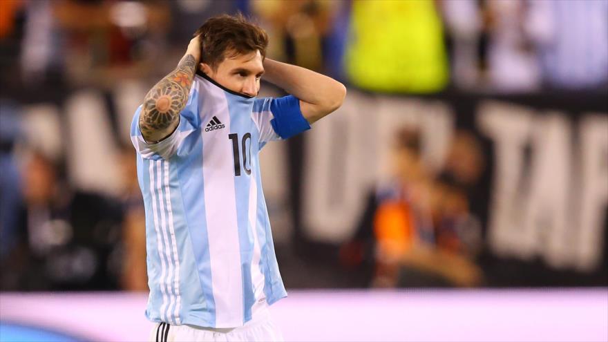 El delantero de Argentina Lionel Messi, tras perder la final de la Copa América Centenario ante Chile, 26 de junio de 2016.