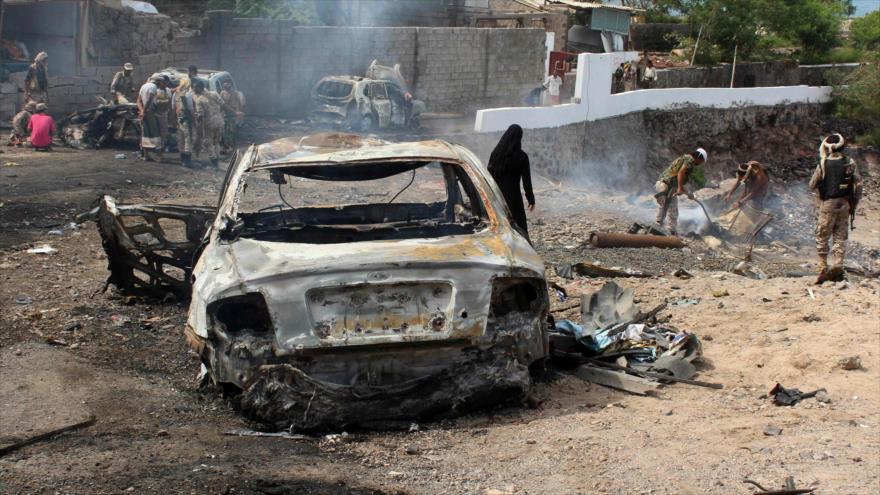 Fuerzas yemeníes y lugareños observan el escenario de un ataque suicida con bomba en Adén, 28 de abril de 2016.