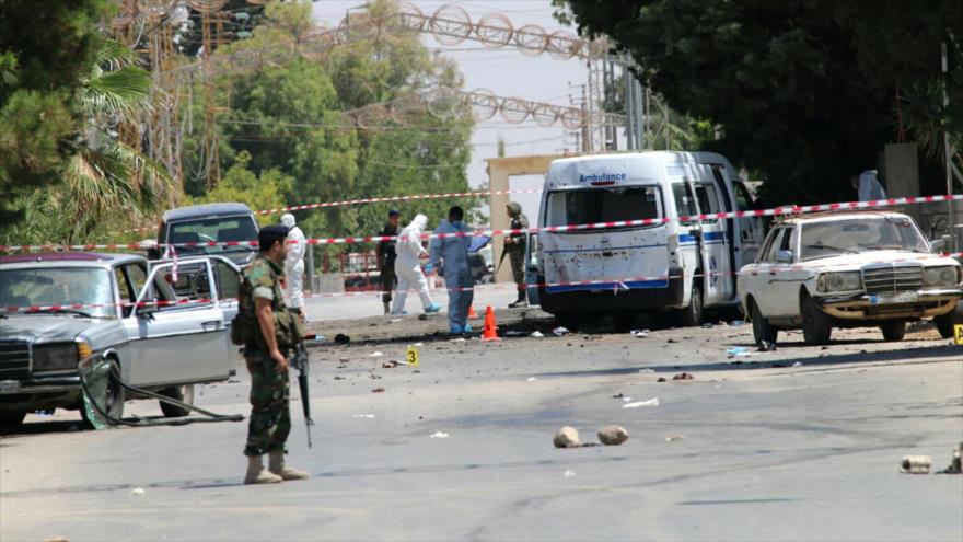 Las fuerzas de seguridad libanesas vigilan el sitio de varios atentados suicidas que sacudieron el pueblo de Al-Qaa, en el este de El Líbano y cerca de la frontera siria, 27 de junio de 2016.