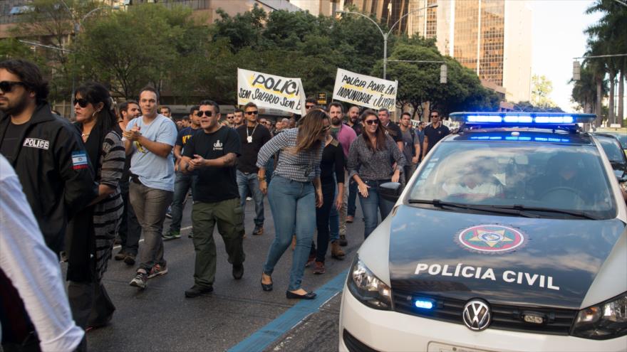 Agentes de la Policia civil de Brasil marchan en Río de Janeiro pidiendo el pago de sus salarios, 27 de junio de 2016.