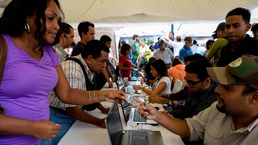 Un grupo de venezolanos participa en la recolección de firmas para solicitar la activación del referéndum revocatorio contra el presidente Nicolás Maduro, 20 de junio de 2016.