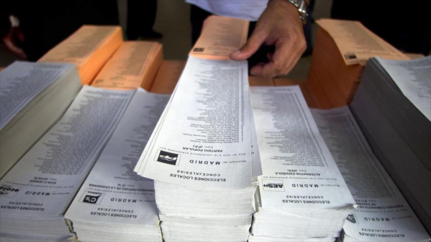 Papeletas electorales con las listas de los candidatos de cada partido en las elecciones generales de España.