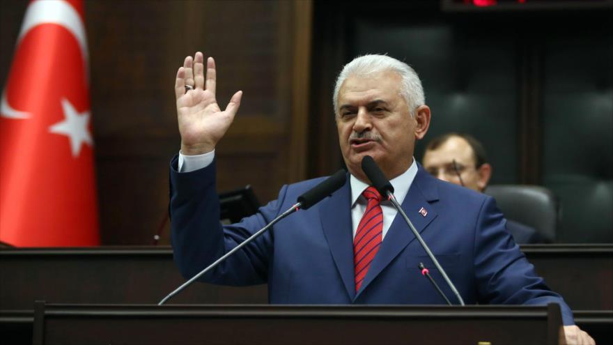El primer ministro turco, Binali Yildirim, ofrece un discurso en la Gran Asamblea Nacional de Turquía, 28 de junio de 2016.