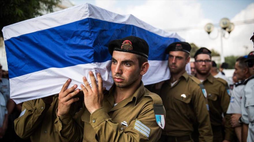 Militares del régimen de Israel portan el ataúd de un soldado israelí muerto.