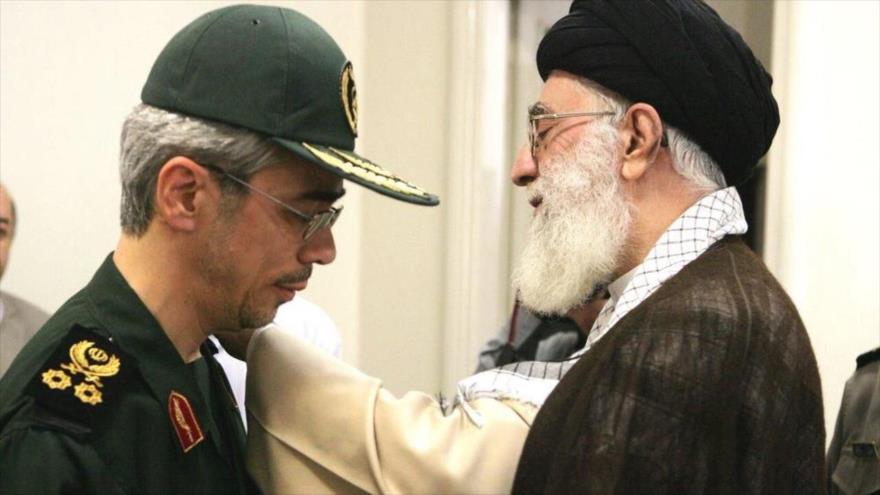 El Líder de la Revolución Islámica de Irán, el ayatolá Seyed Ali Jamenei, coloca una charretera sobre el hombro del general de división Mohamad Husein Baqeri.