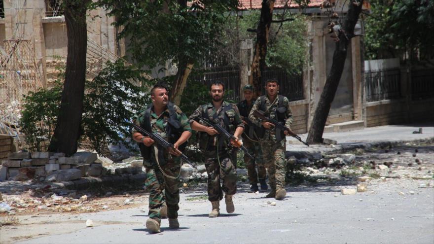 Soldados del Ejército sirio en el barrio Al-Jalediya, en Alepo, 28 de junio de 2016.