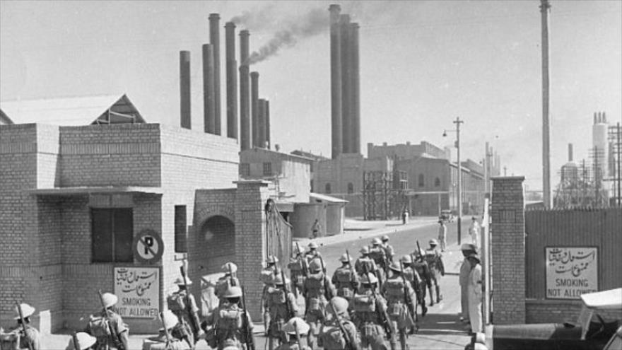 Tropas británicas entran en una refinería en Irán en 1941. 