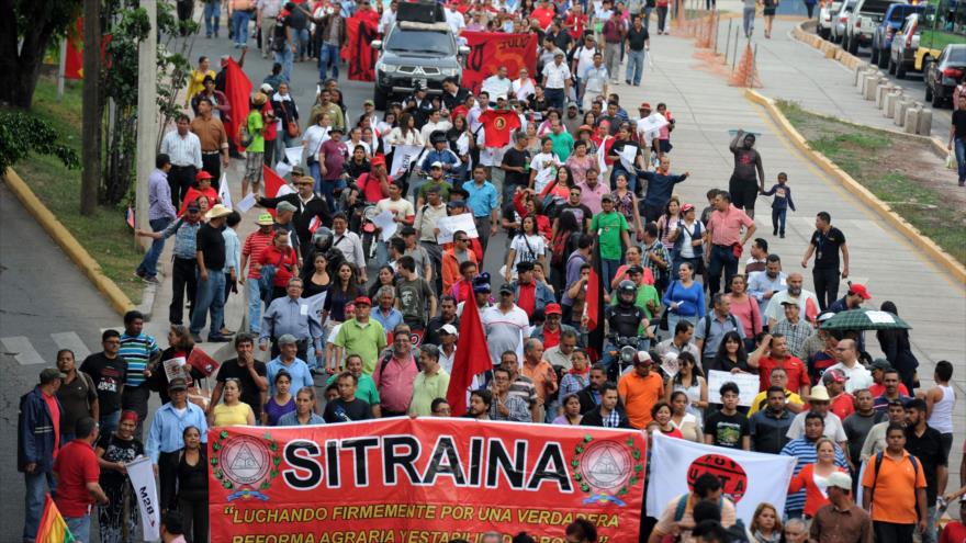 Manifestantes hondureños denuncian en la capital de Honduras, Tegucigalpa, las consecuencias del golpe de Estado contra el expresidente de ese país, José Manuel Zelaya Rosales. 28 de junio de 2016