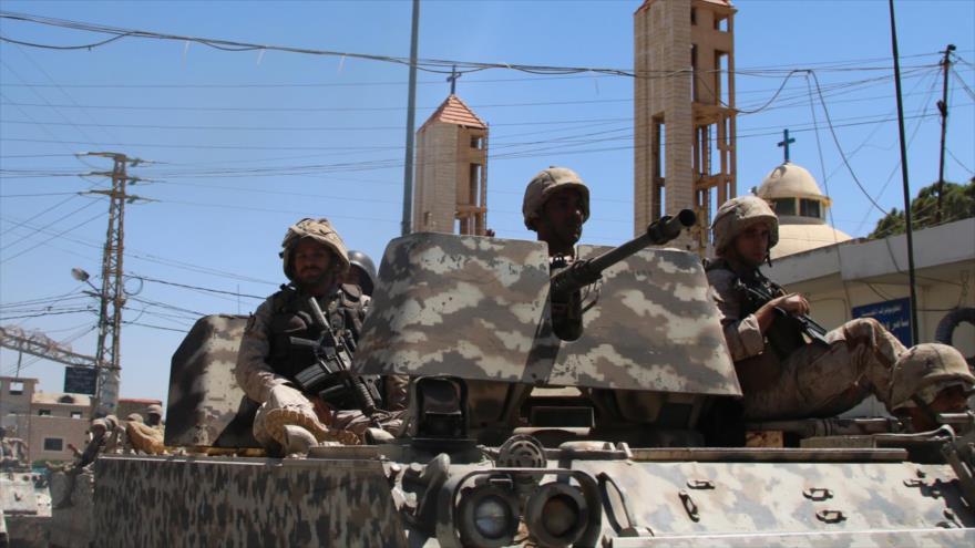 Soldados libaneses patrullan la aldea Al-Qaa, cerca de la frontera de este país con Siria, 28 de junio de 2016.