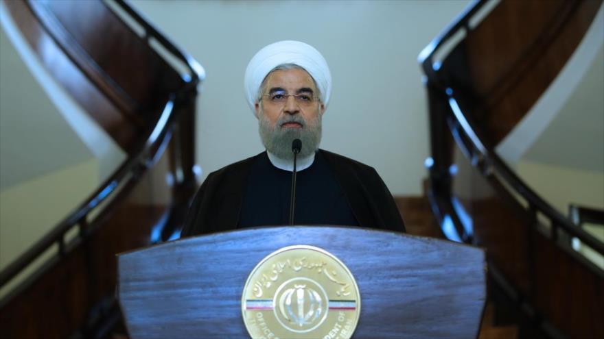 El presidente de Irán, Hasan Rohani, habla al margen de la reunión del gabinete en Teherán (capital persa), el 29 de junio de 2016.