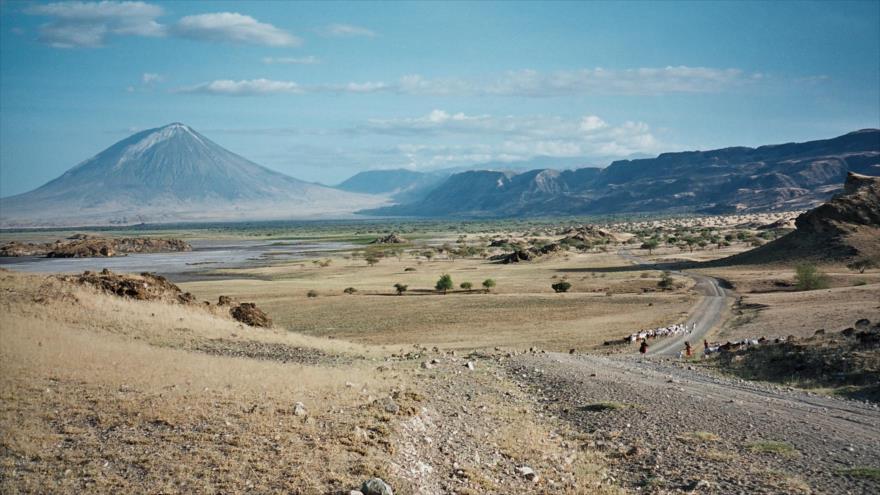 Valle del Rift en Tanzania. Investigadores dicen que la actividad volcánica en el Valle del Rift libera helio enterrado bajo antiguas rocas, que salta y queda atrapado en los campos de gas más superficiales.