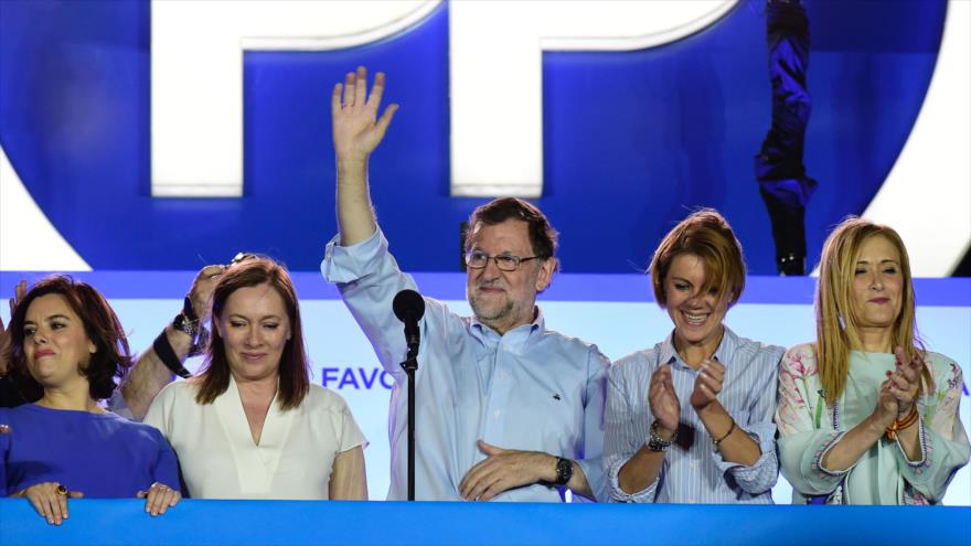 El líder del Partido Popular (PP), Mariano Rajoy, junto a su mujer y demás miembros de su formación, saluda a los simpatizantes del partido tras haber ganado las elecciones generales españolas, 26 de junio de 2016. 