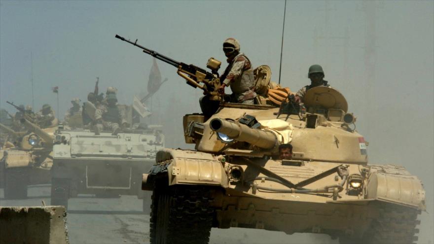 Fuerzas del Ejército iraquí en tanques.