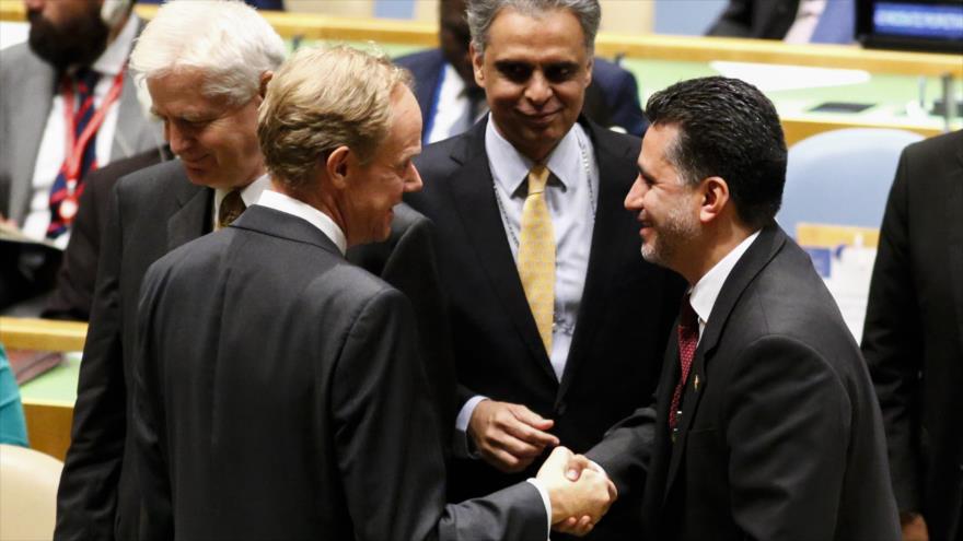 El embajador de Bolivia ante la ONU, Sacha Llorentis (dcha.), estrecha la mano al representante permanente de la misión británica ante la ONU, Matthew Rycroft, después de que Bolivia ganara un asiento durante la elección de cinco miembros no permanentes del CSNU, Nueva York, 28 de junio 2016.