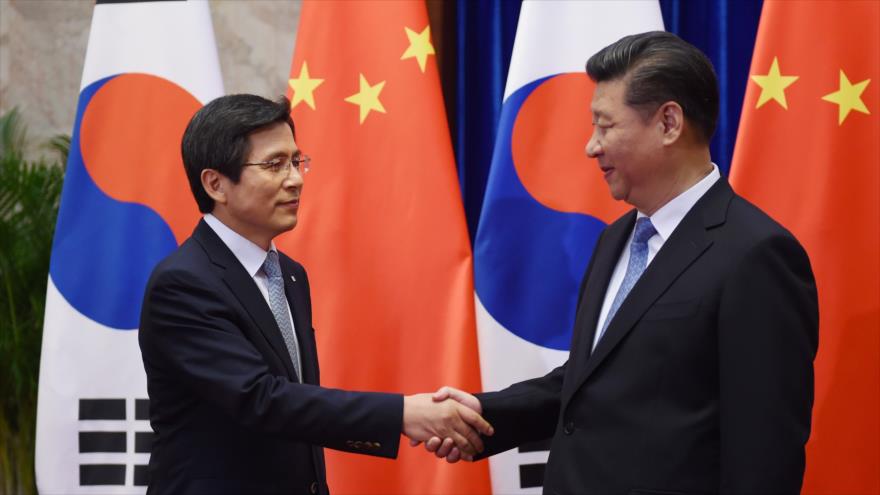 El presidente de China, Xi Jinping, recibe al primer ministro de Corea del Sur, Hwang Kyo-ahn, en Pekín, capital china, 29 de junio de 2016.