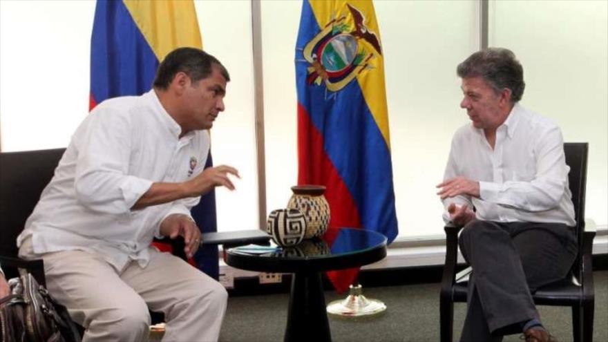 El presidente de Ecuador, Rafael Correa (izda.), se reúne con su homólogo colombiano, Juan Manuel Santos, en el marco de un acto celebrado en La Habana, Cuba., para firmar un acuerdo de paz entre las FARC y Bogotá, 23 de junio de 2016.