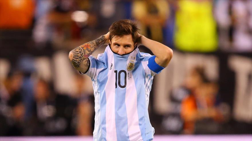 El delantero de Argentina Lionel Messi, tras perder la final de la Copa América Centenario ante Chile, 26 de junio de 2016.
