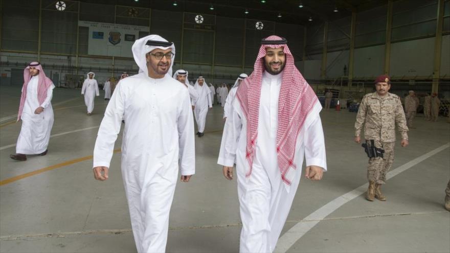 El príncipe heredero emiratí, Mohamad bin Zayed Al Nahyan (izda.), y el segundo príncipe heredero saudí y ministro de Defensa, Mohamad bin Salman.