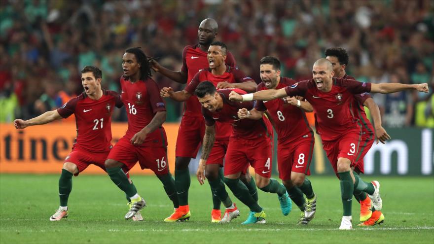 Los jugadores de la selección de Portugal celebran la victoria en penales ante Polonia, 30 de junio de 2016.