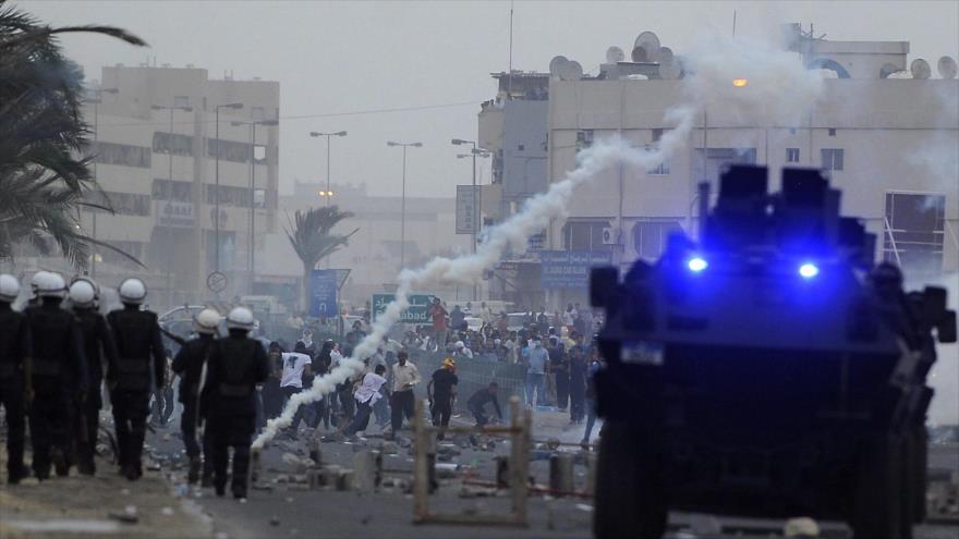 Fuerzas de seguridad bareiníes dispersan violentamente los manifestantes. 