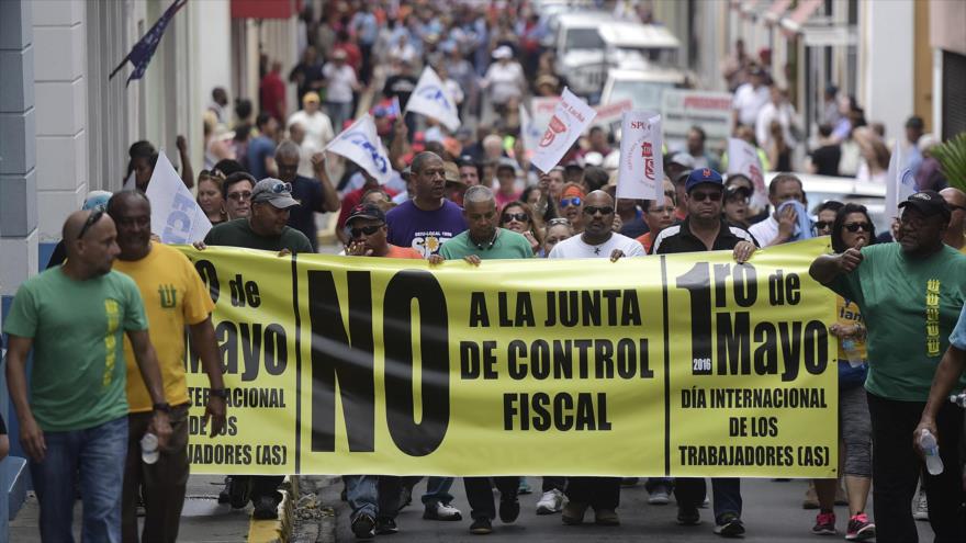 Una marcha contra la junta de control fiscal impuesta por EE.UU. en San Juan, capital de Puerto Rico.