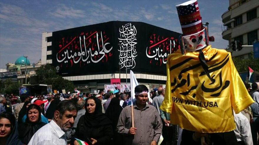 Ciudadanos de Teherán, capital iraní participan en la multitudinaria marcha del Día Mundial e Al-Quds, 1 de julio de 2016.
