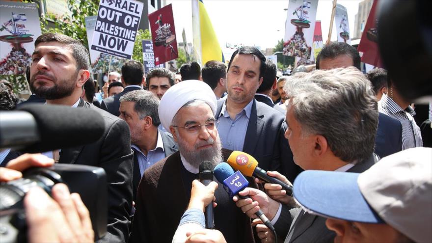 El presidente de Irán, Hasan Rohani, participa en la multitudinaria marcha del Día Mundial de Al-Quds en Teherán, capital iraní, 1 de julio de 2016.