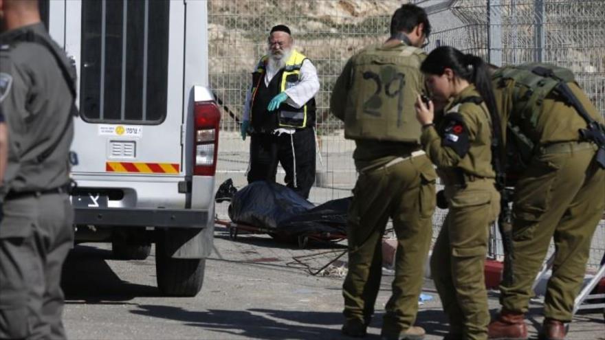 Las fuerzas de seguridad israelíes junto al cuerpo de un palestino muerto a tiros en la ocupada Cisjordania, 14 de febrero de 2016.