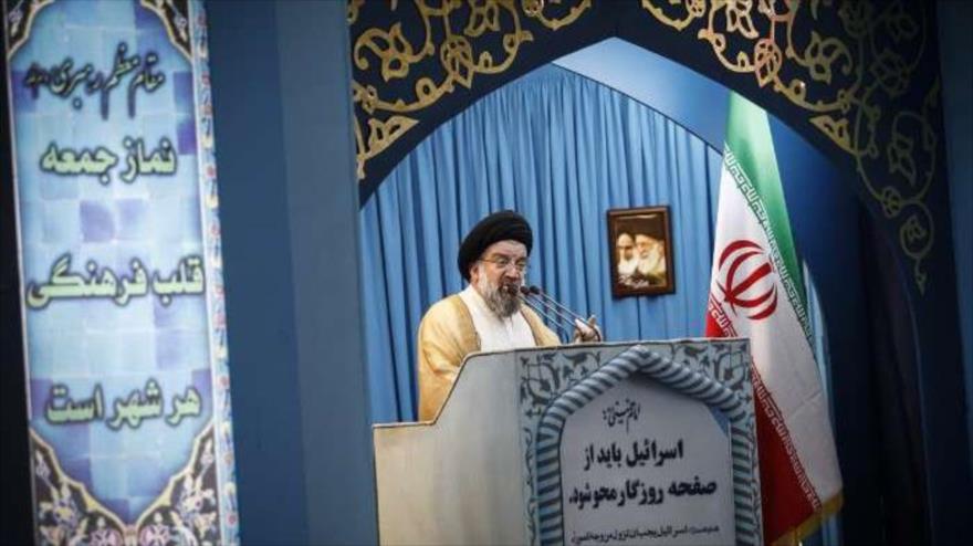 El ayatolá Seyed Ahmad Jatami, durante su discurso en el sermón del rezo de viernes en Teherán, capital de Irán, 1 de julio de 2016.
