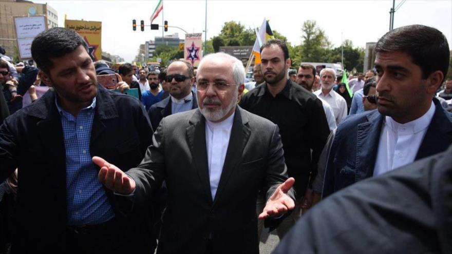 Mohamad Yavad Zarif, canciller de Irán, participa en la multitudinaria marcha del Día Mundial de Al-Quds en Teherán, capital iraní, 1 de julio de 2016.